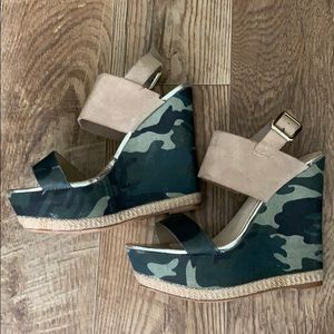 Betsey Johnson “Rambling” wedge size 9